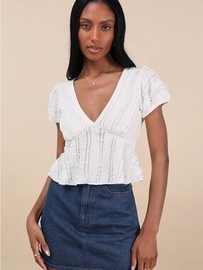 Lulu's White Textured V-Neck Crop Top
